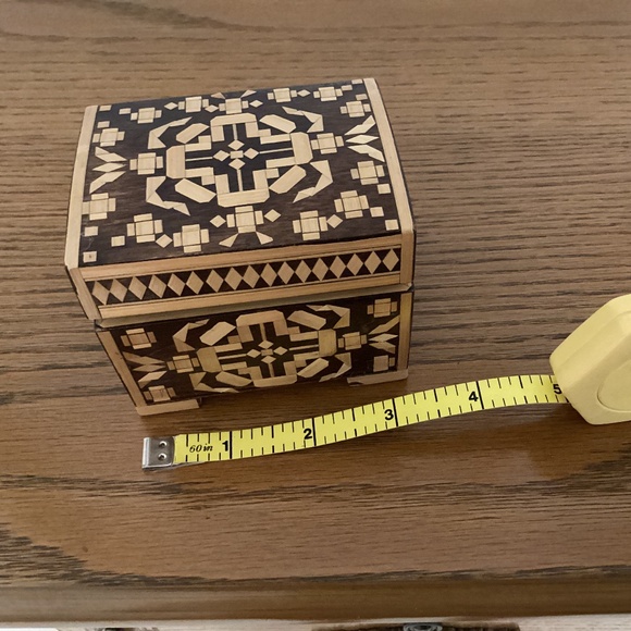 Vintage inlaid small straw trinket box - Picture 1 of 6